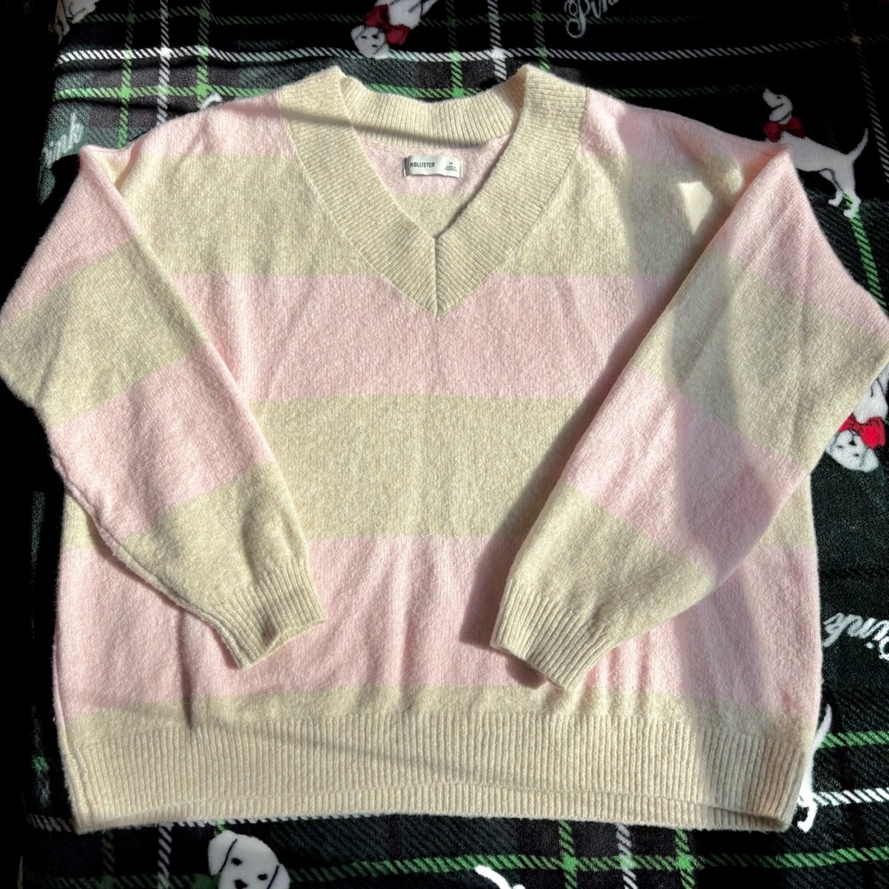 NWOT Hollister Striped Pink and Cream V-Neck Oversized Sweater Size Medium